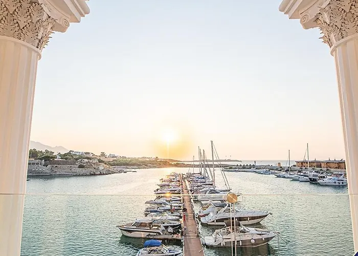 Royal Marina Luxe Hotel & Casino & Yacht Port ホテル キレニア