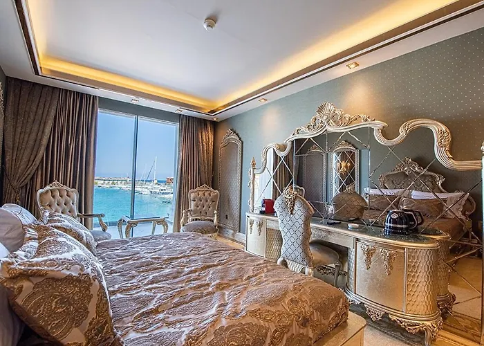 Royal Marina Luxe Hotel & Casino & Yacht Port 5* キレニア