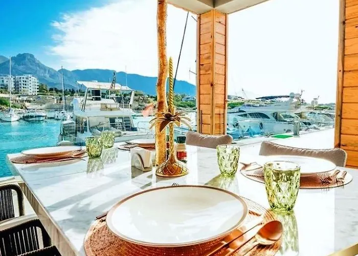 Royal Marina Luxe Hotel & Casino & Yacht Port ホテル