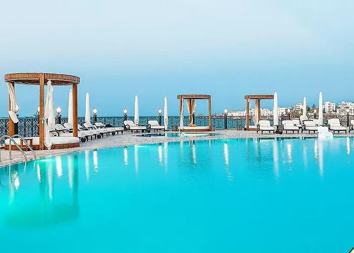 Royal Marina Luxe Hotel & Casino & Yacht Port 5* キレニア