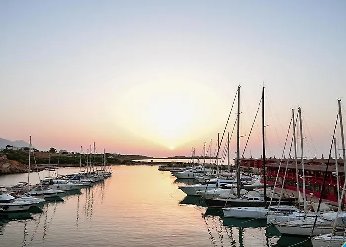 Royal Marina Luxe Hotel & Casino & Yacht Port ホテル キレニア